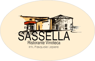 Logo des Ristorante Vinoteca Sassella mit stilisierter Gebäudezeichnung und Schriftzug.